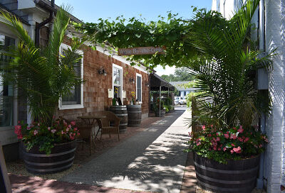 Roanoke Vineyards Wine Bar